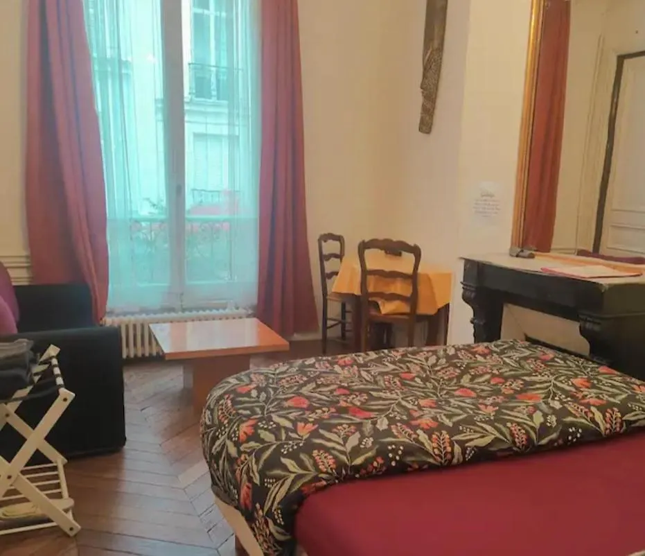 Central Room In Paris France